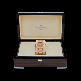patek-philippe-nautilus-7118-1r-010-ladies-date-rose-gold-2022-patek-philippe-40262931972340_1280x_e3b5da1d-ccec-4c48-bb37-3825b499e287_1024x-Photoroom